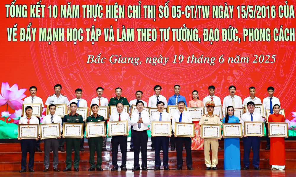  Tiếp tục thực hiện hiệu quả việc học tập và làm theo tư tưởng, đạo đức, phong cách Hồ Chí Minh